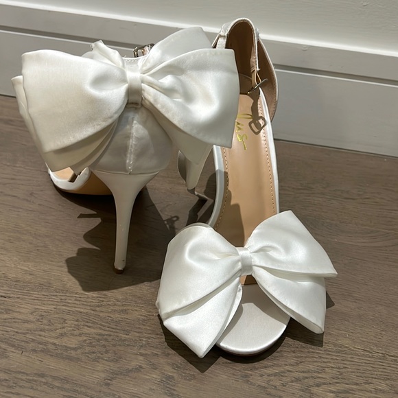 Beautiful satin sandals with bows - Picture 1 of 7